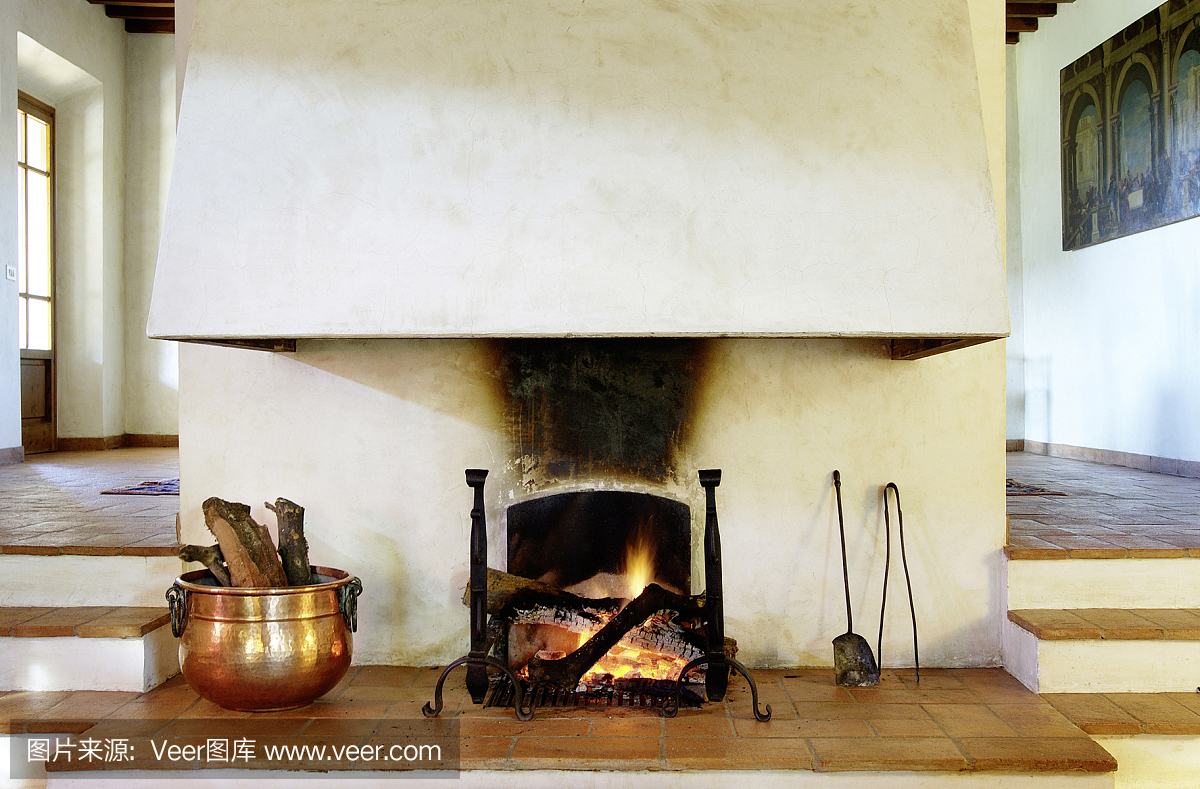 壁炉在乡村房屋,赤土地板,铜收件人的原木
