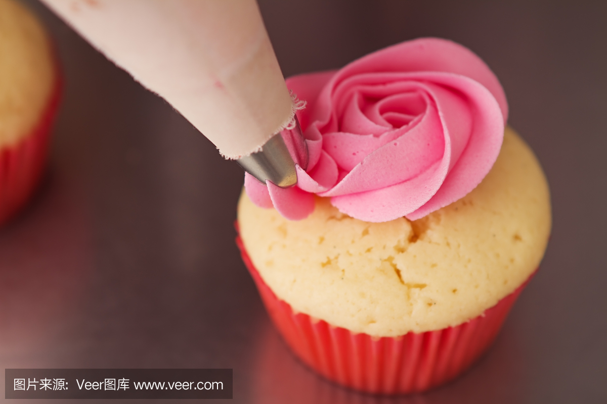 关闭粉红玫瑰磨砂蛋糕被管道水平