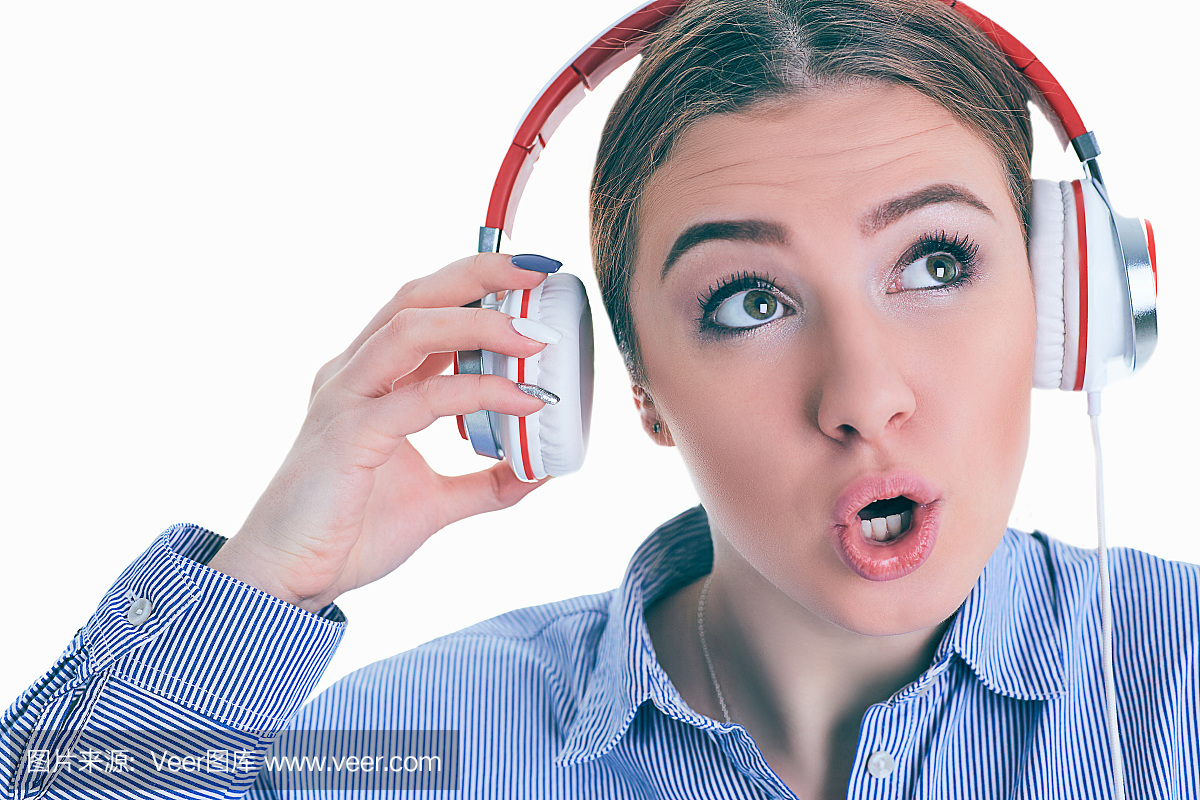 女人用智能手机的耳机听音乐,并问什么