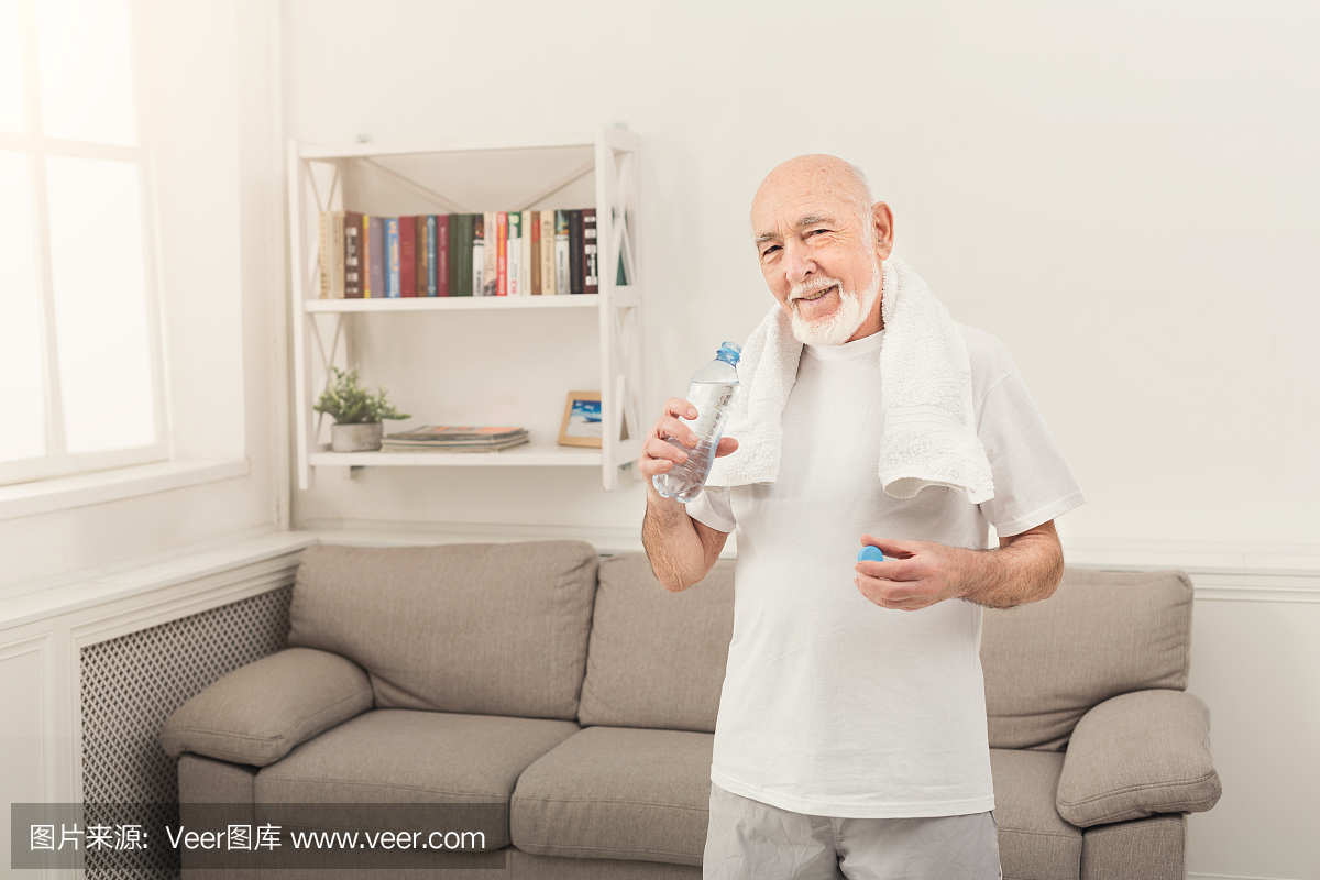 口渴的老人喝水从瓶子里