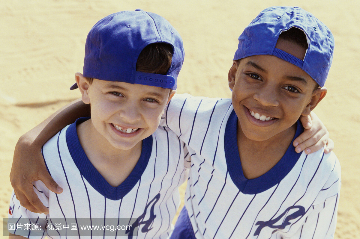 来自一个小联盟棒球队的两个男孩的肖像