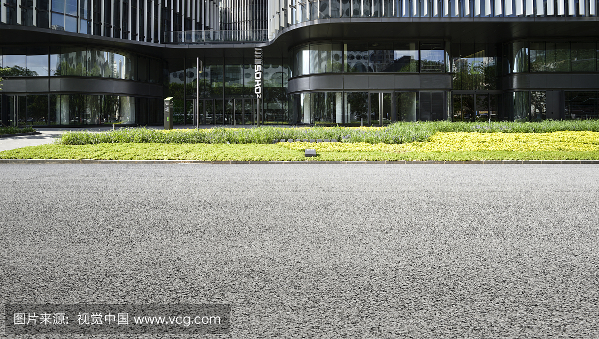北京CBD高级写字楼酒店门前草坪道路