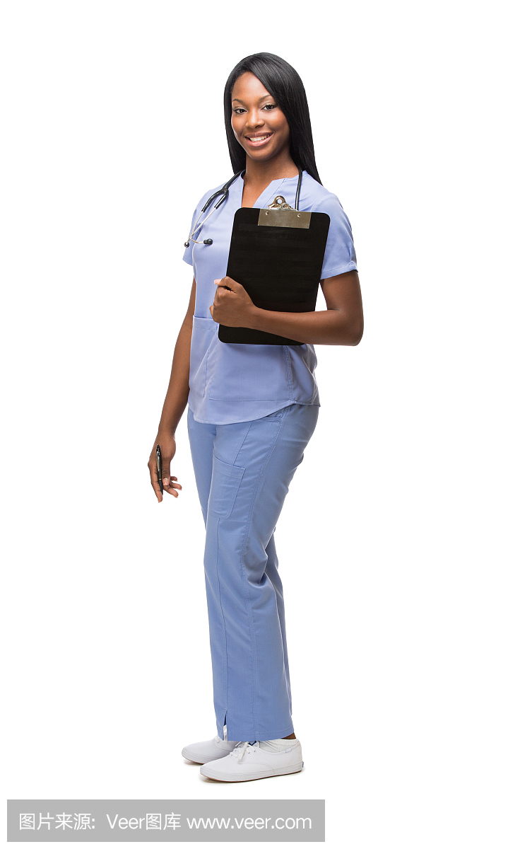 美丽的非裔美国护士拿着剪贴板