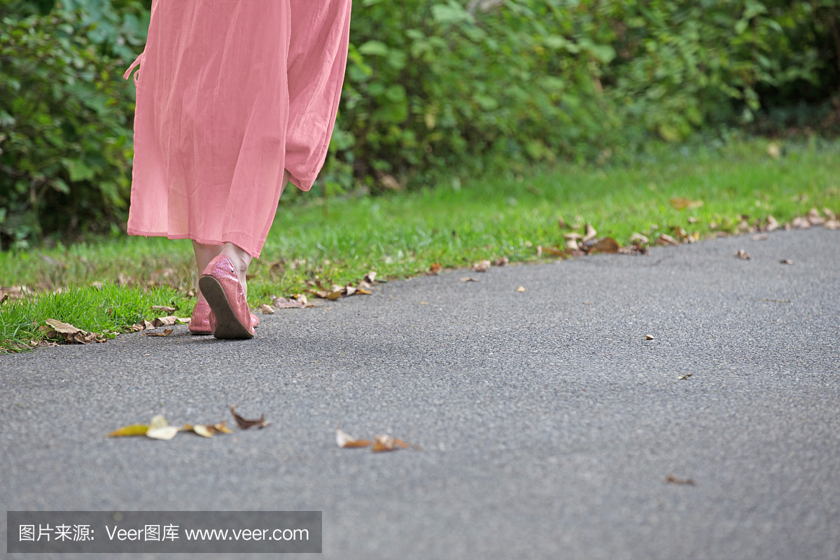 浅粉色连衣裙女人自己走路