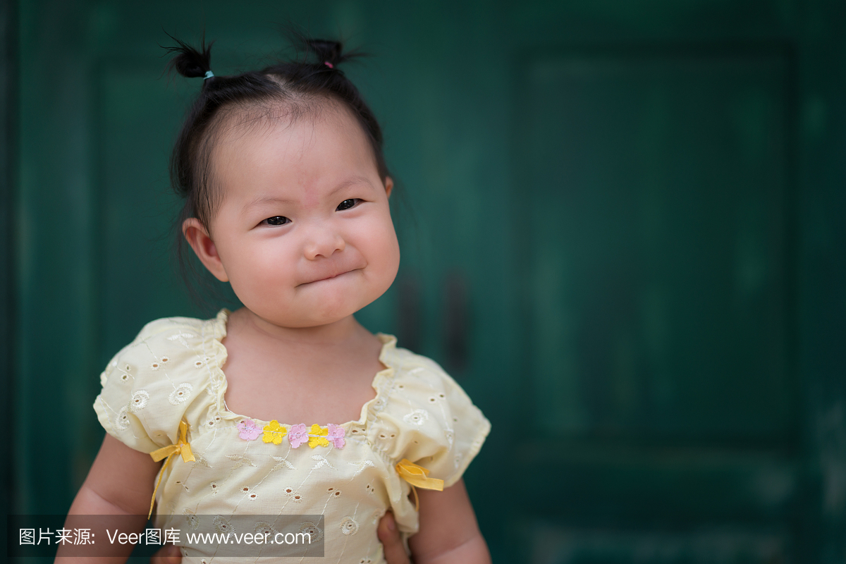 亚洲女婴与泰国传统服饰。