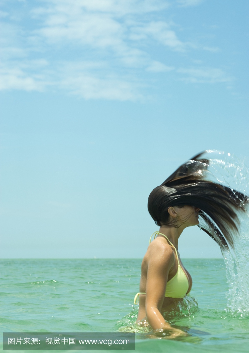 站在海里的女人,翻着湿的头发