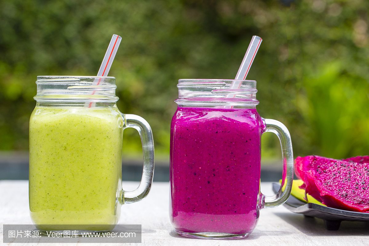 两个玻璃杯,搭配火龙果,香蕉,芒果,鳄梨,西兰花