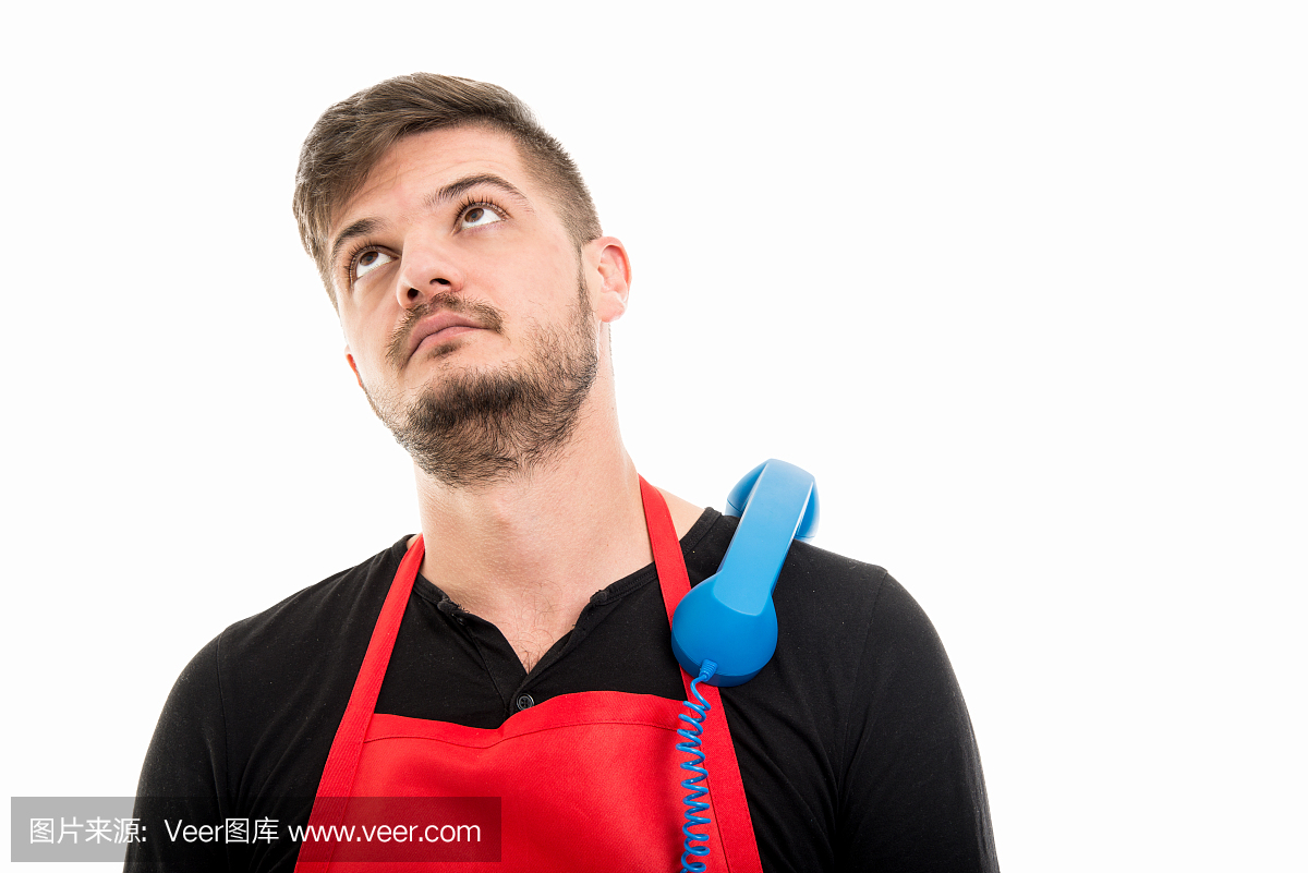 超市老板用肩膀上的电话听筒查找