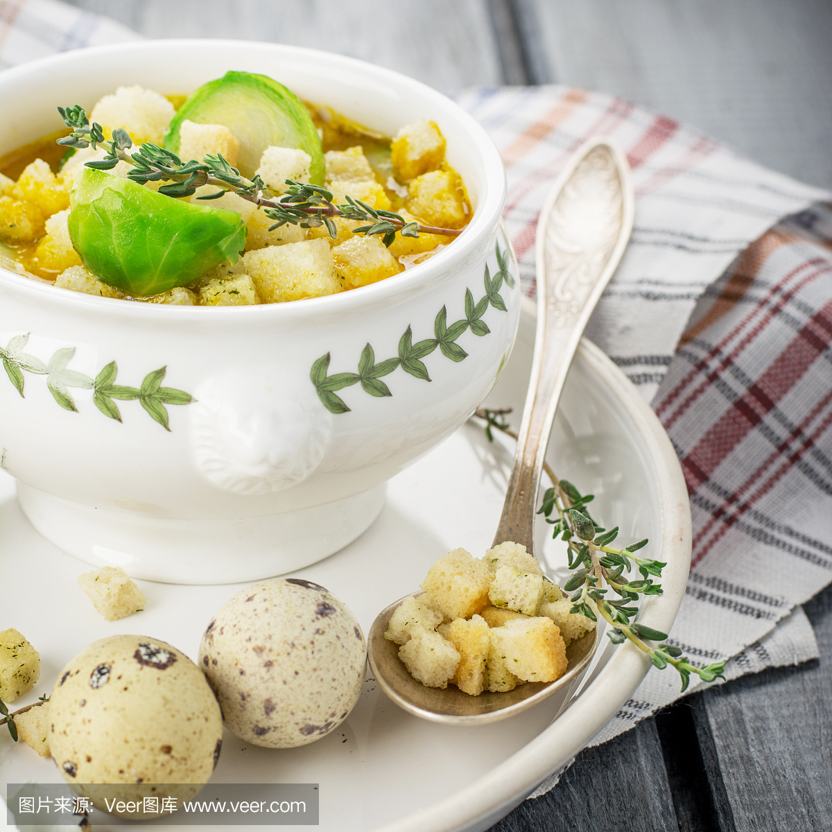 厚的蔬菜汤泥浆与布鲁塞尔芽菜,油煎面包子,南瓜籽