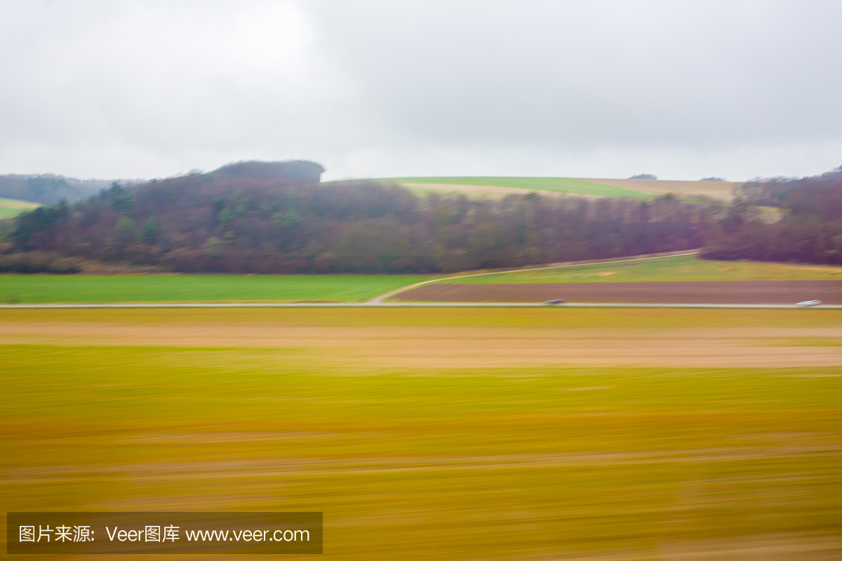艾克斯普罗旺斯和巴黎之间的高速列车通过玻璃