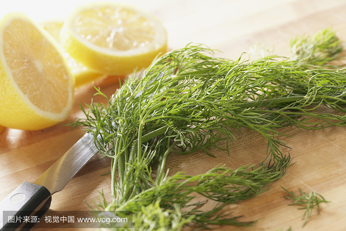 Fennel stems and lemon slices