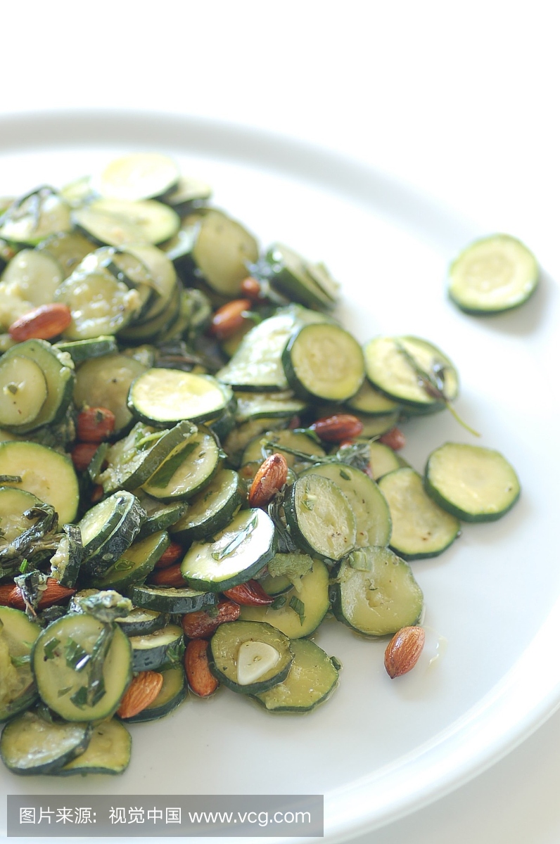 西葫芦(小胡瓜)与杏仁和薄荷混在一起
