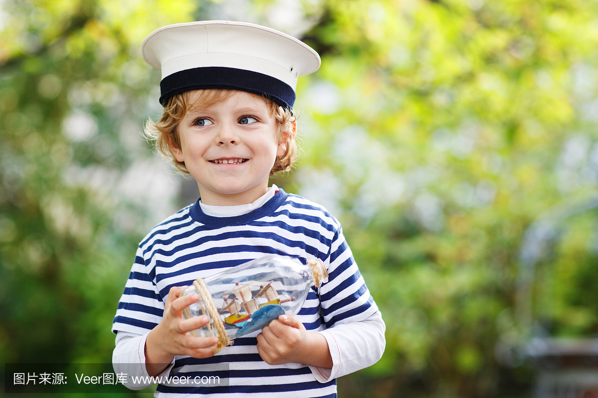 船长快乐的小孩玩玩具船