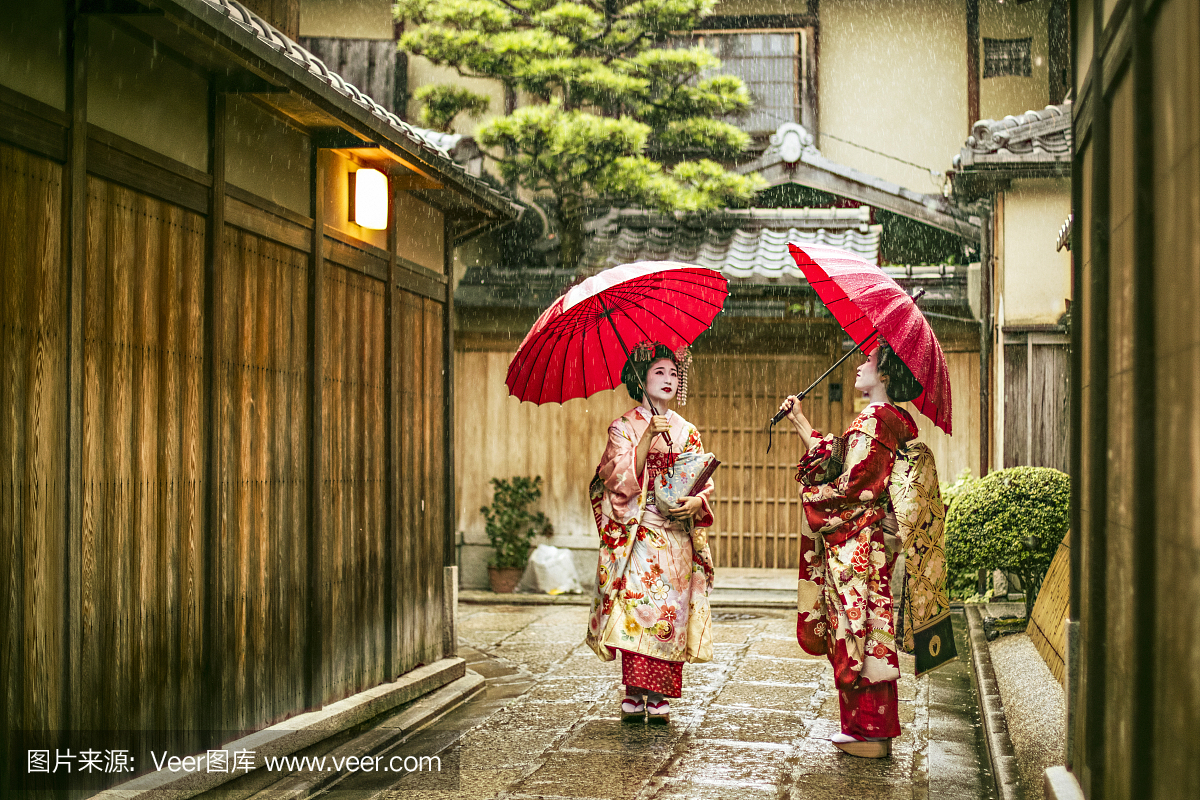 Maikos在雨季期间拿着红色的雨伞