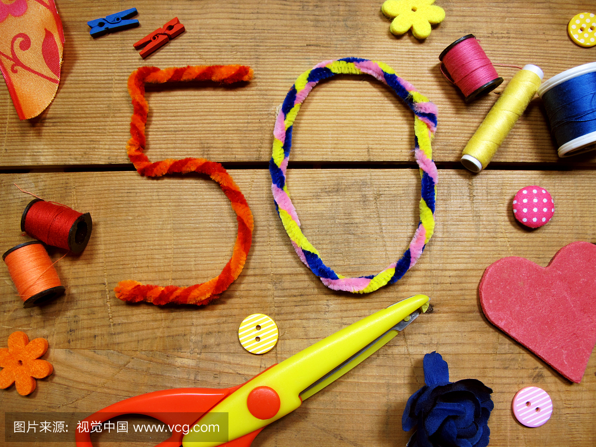 50号由彩色管道清洁器形成