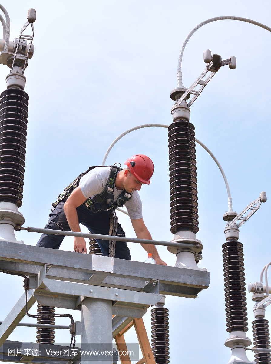 在变电站高处工作的电工