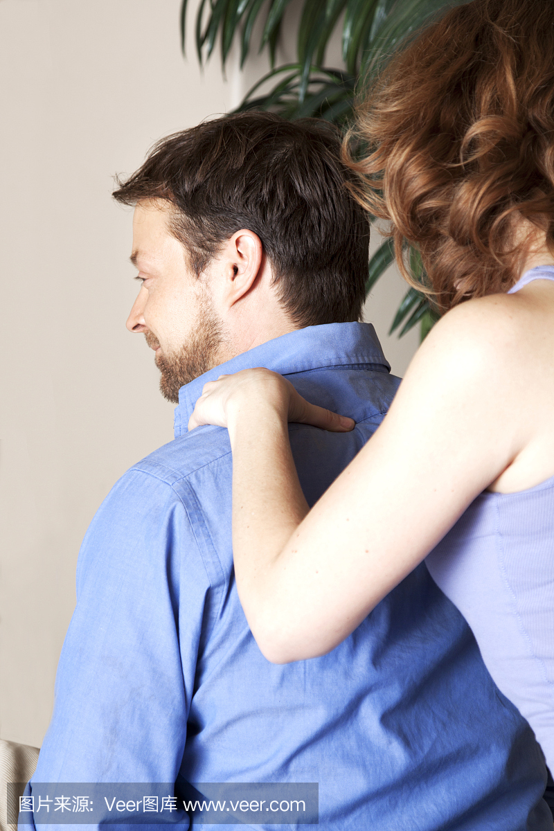 幸福的夫妇按摩