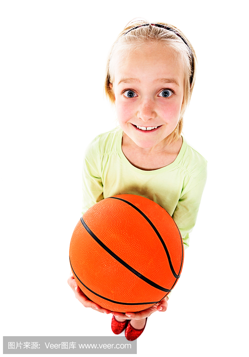 宽眼小女孩想打篮球