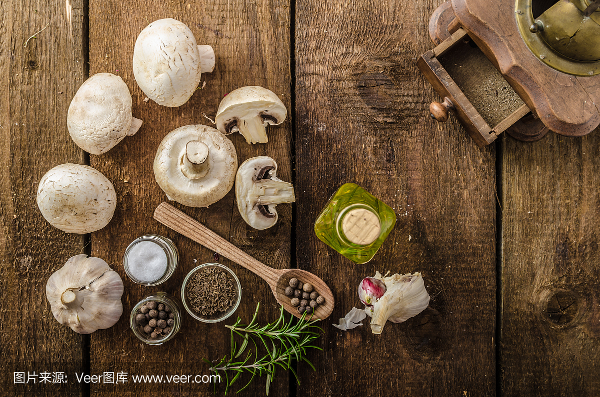 生蒜,香料和野生蘑菇从家庭花园