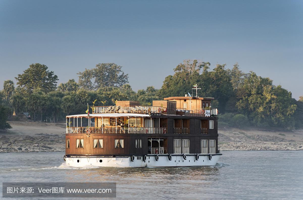 览伊洛瓦底江的游船,也是缅甸曼德勒和蒲甘之