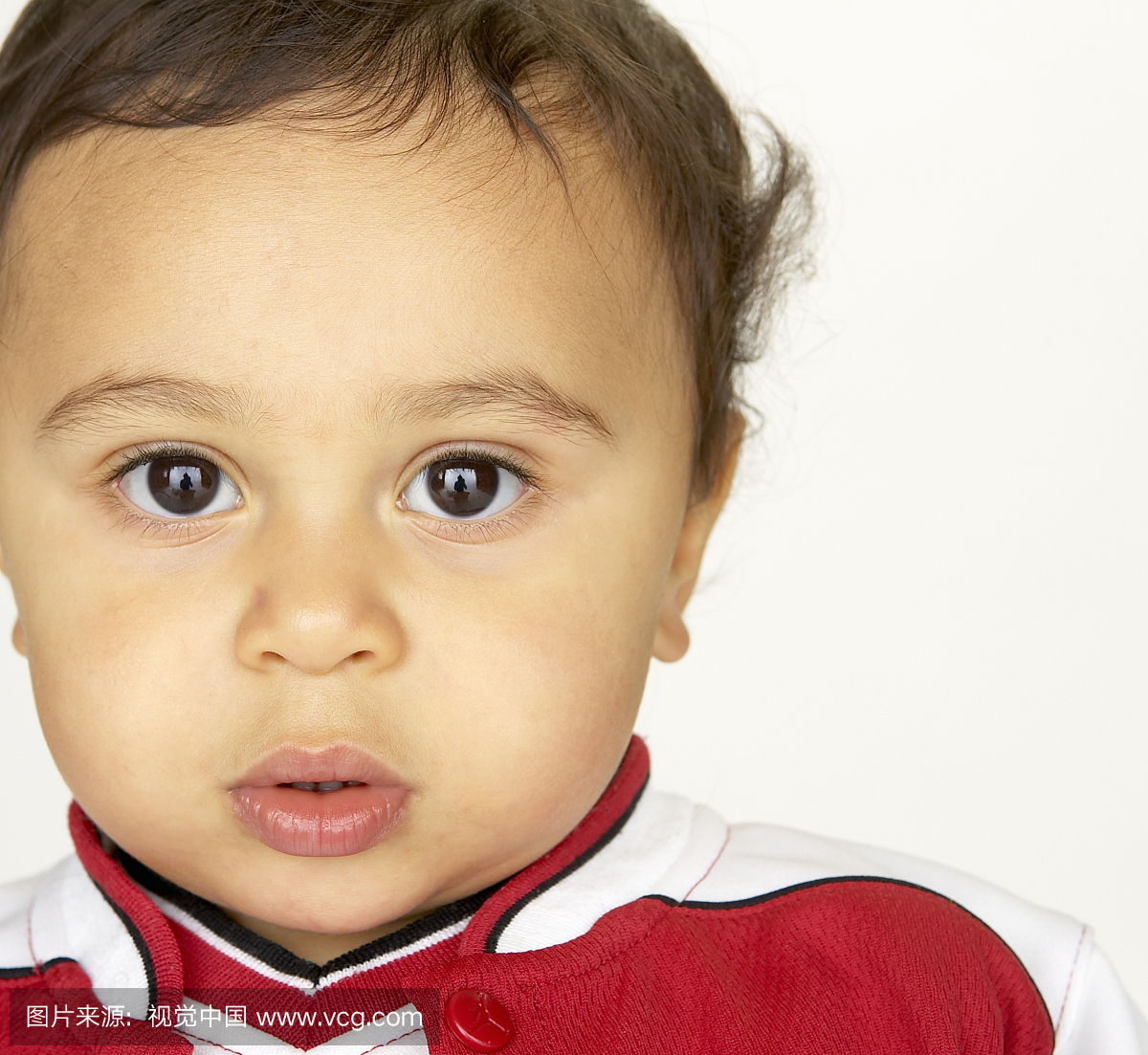 男婴(12-15个月)在红色运动衫,肖像,关闭