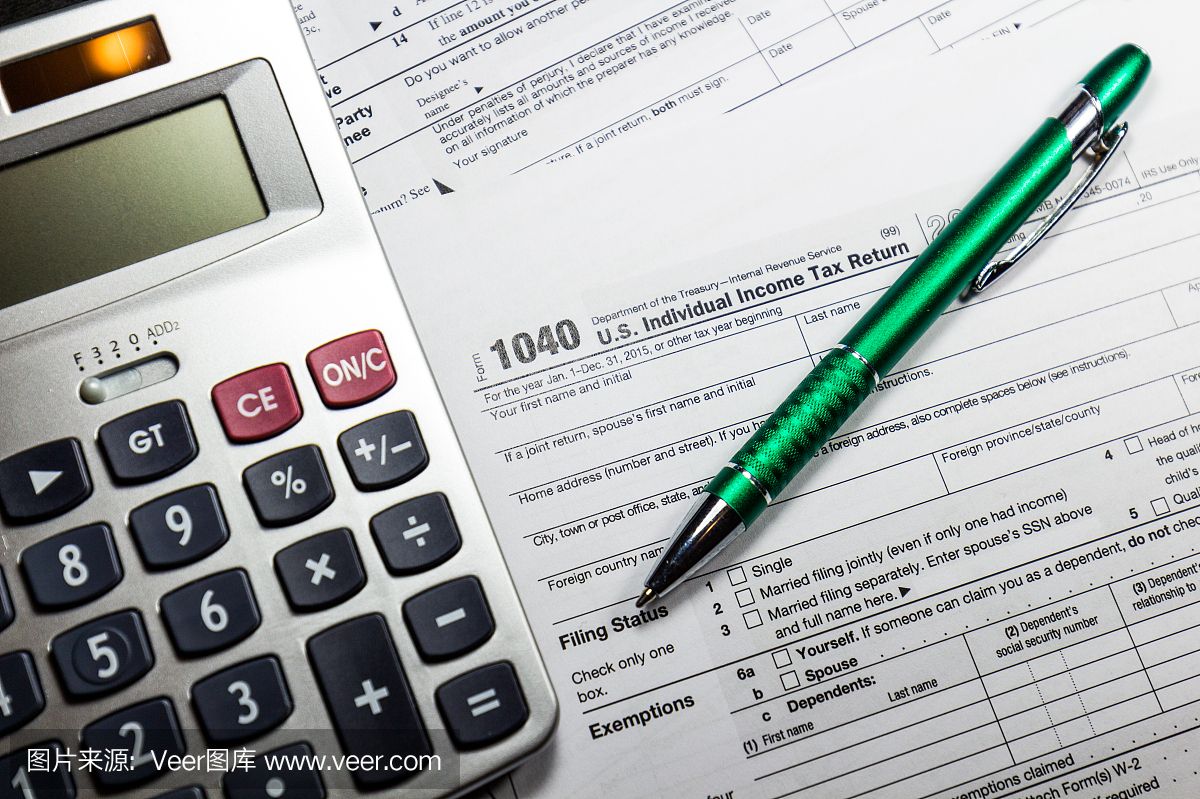 美国税收表格1040用笔和计算器。税务法律文