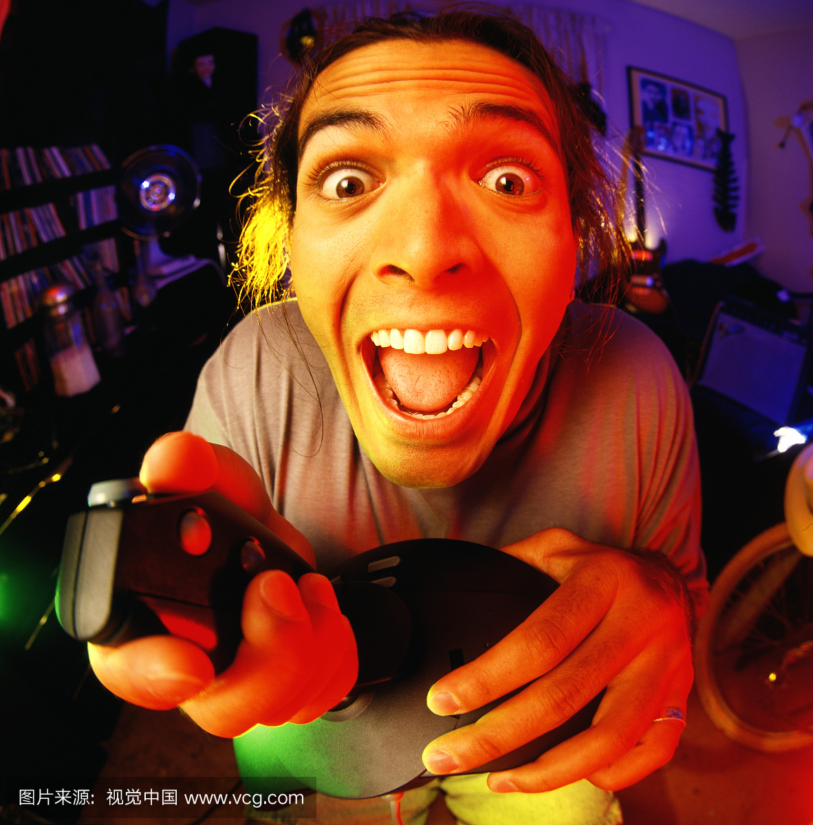 玩电子游戏控制的年轻人(鱼眼,凝胶效果)