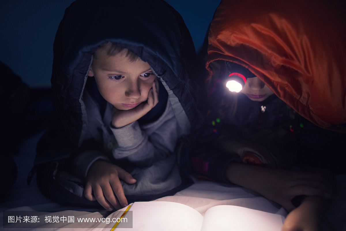 孩子在晚上露营读书