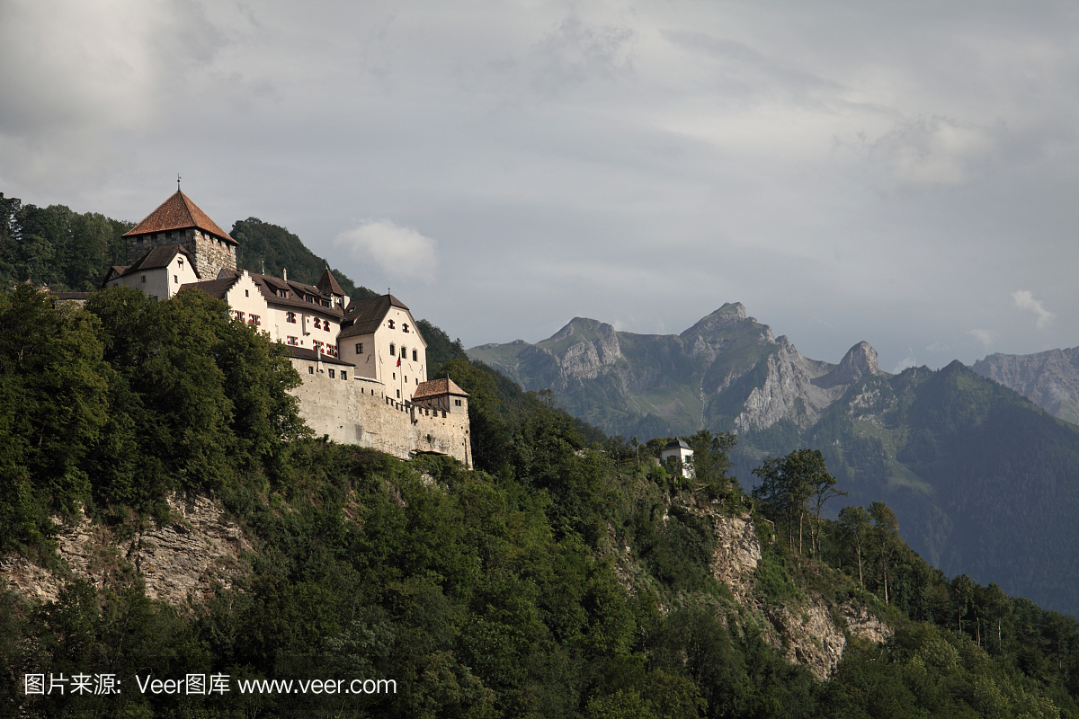 阿尔卑斯山和瓦杜兹城堡在列支敦士登