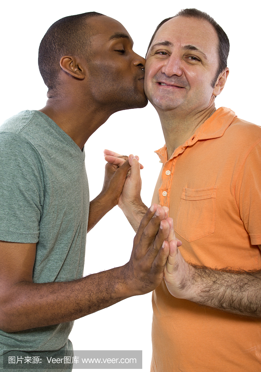 黑色和白色同性恋夫妇在关系亲吻