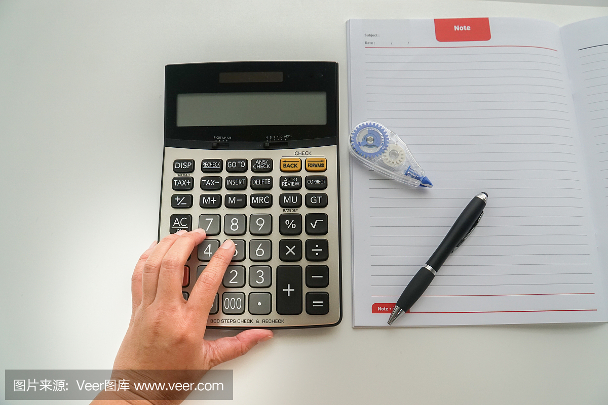 顶视图关闭会计与计算器,笔和更正流体税和公