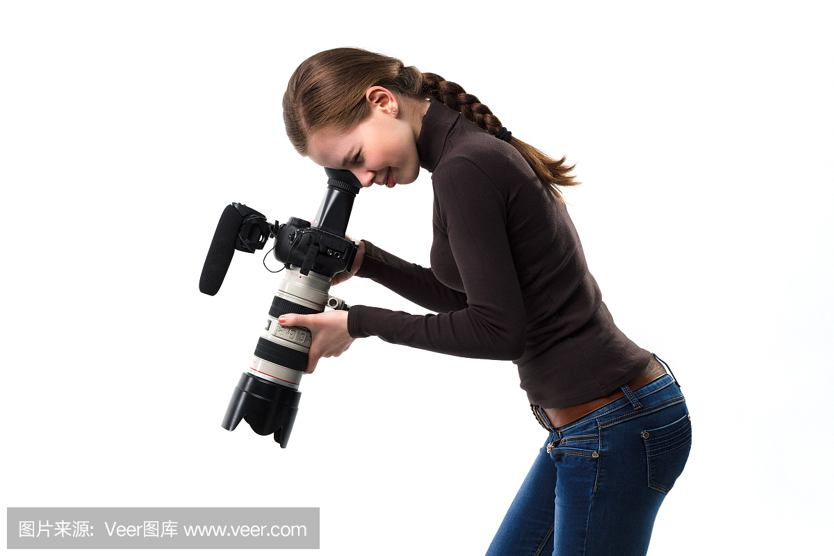 专业的dslr相机美丽的摄影师的女孩摆在白色背