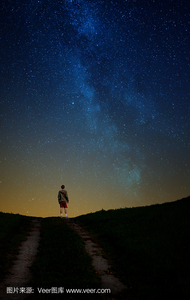十几岁的男孩在夜空中观察星星
