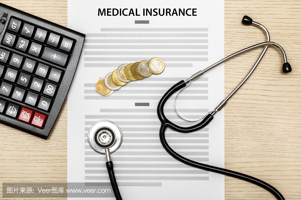 听诊器和计算器和硬币敷在医疗保险空白上。
