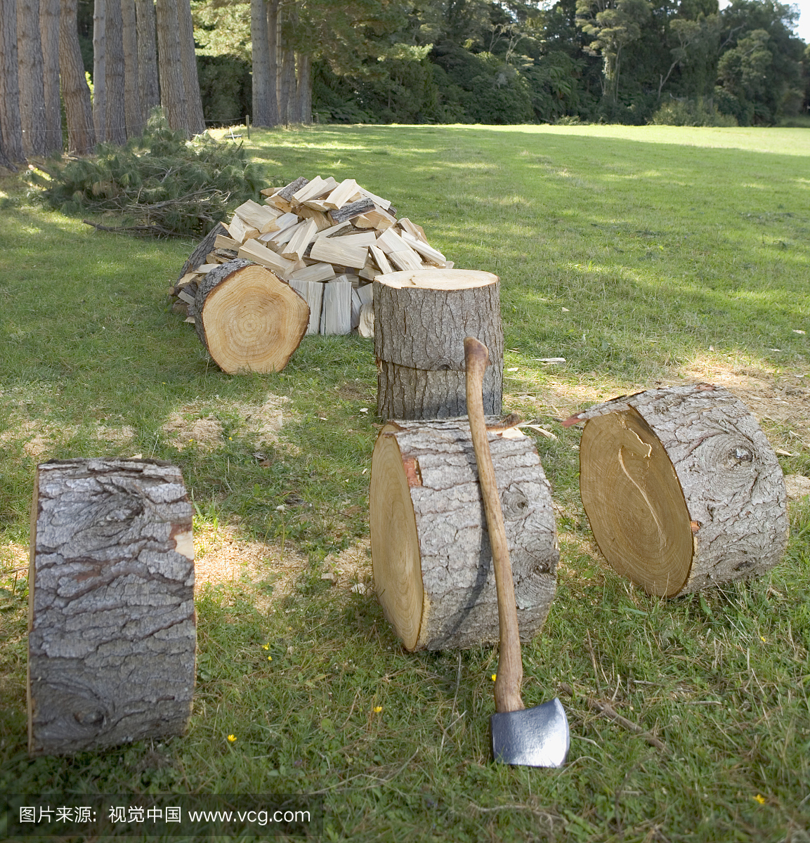 斧头由户外切碎的木头