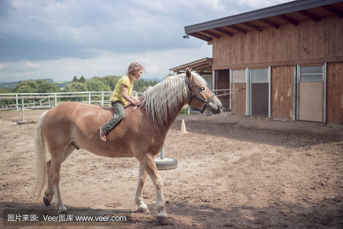 骑马小女孩