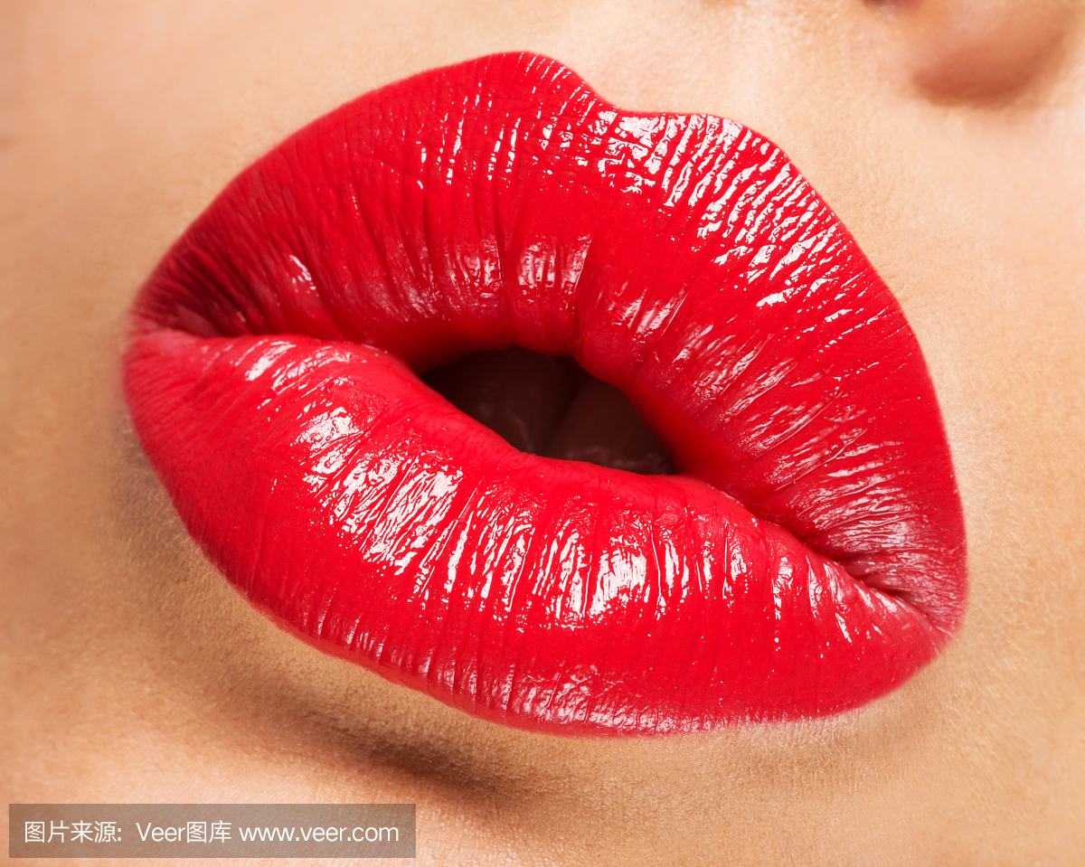 女人的嘴唇与红色的口红和亲吻手势