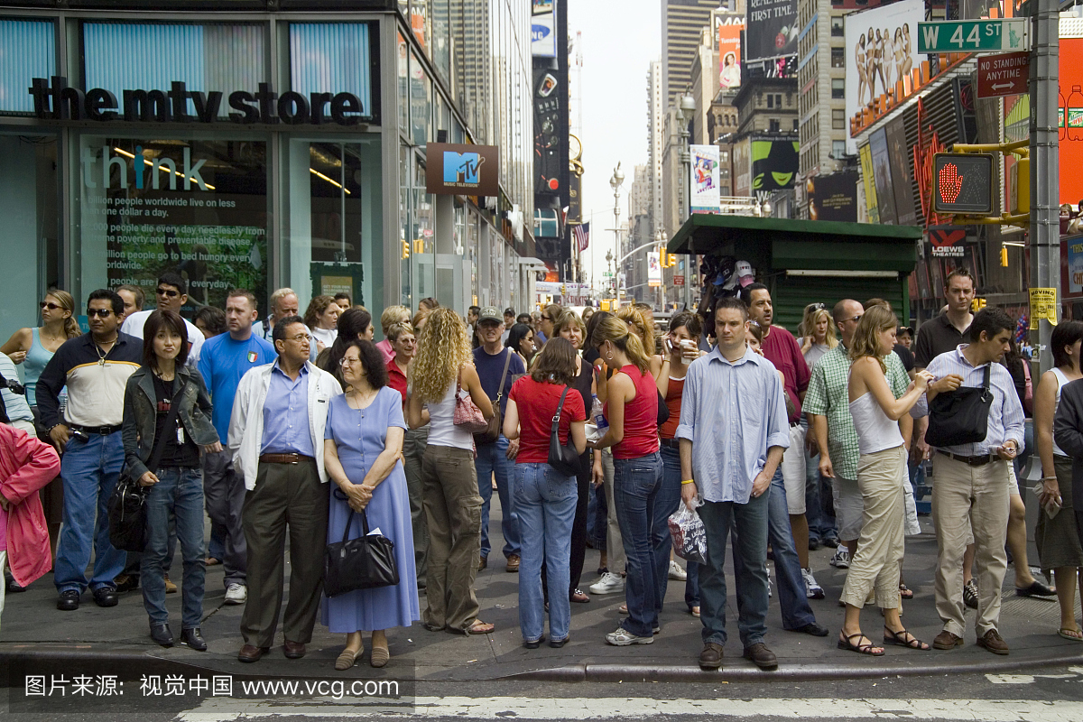 当地人和游客等待在星期天下午在纽约市时代广