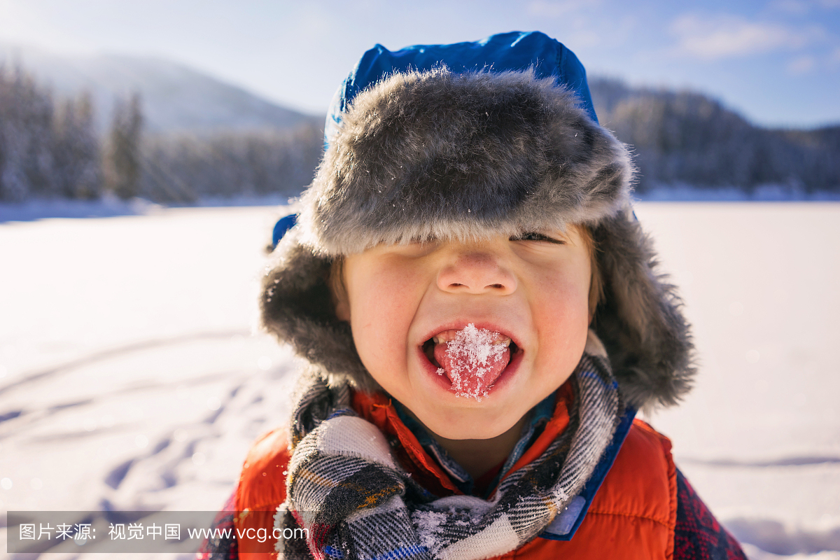 男孩在他的舌头上积雪