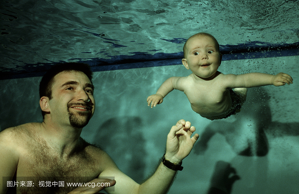 父亲和他的宝宝潜水,游泳池,奥地利