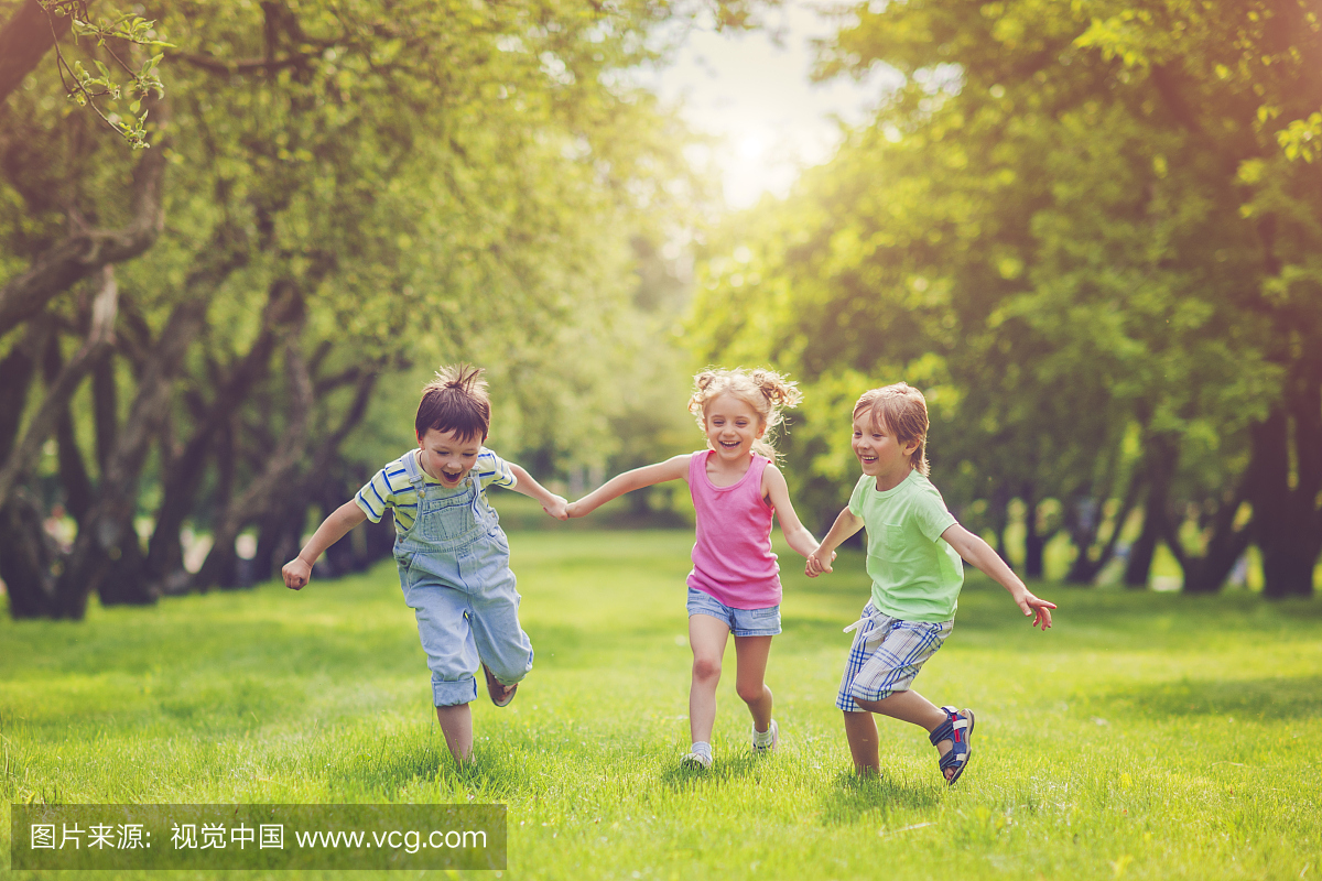 三个快乐的孩子在夏天