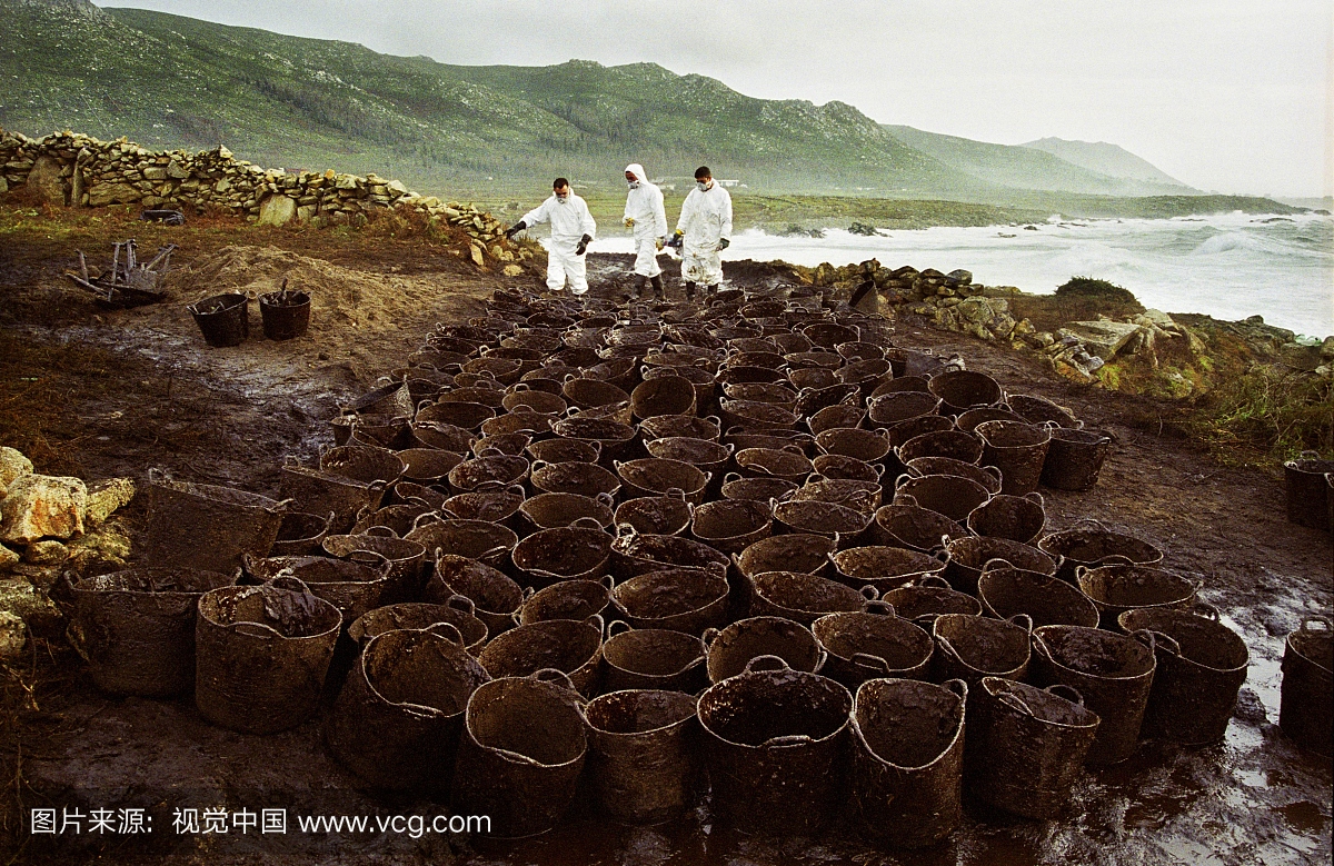 利西亚海岸的威望船的燃料污染。 2004年12
