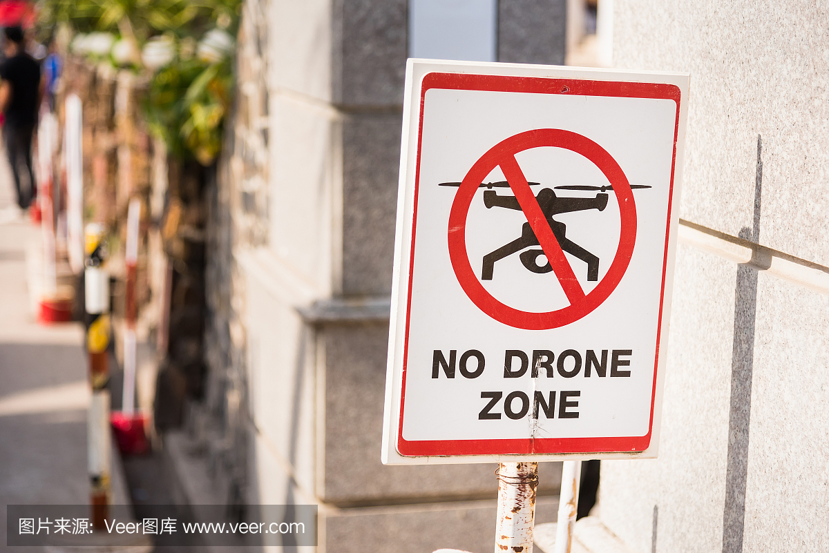 在寺庙没有无人机区域标志。泰国。