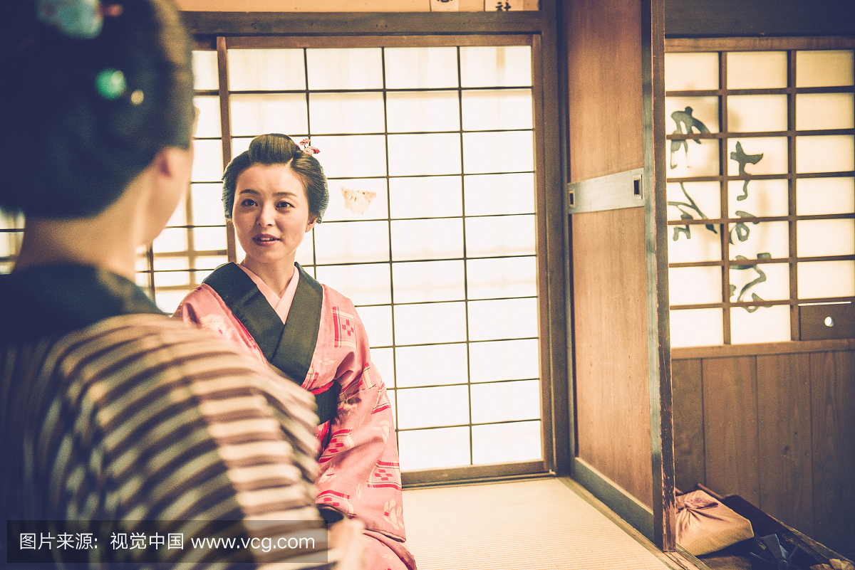 妇女在和服喝茶,江户时代,京都,日本