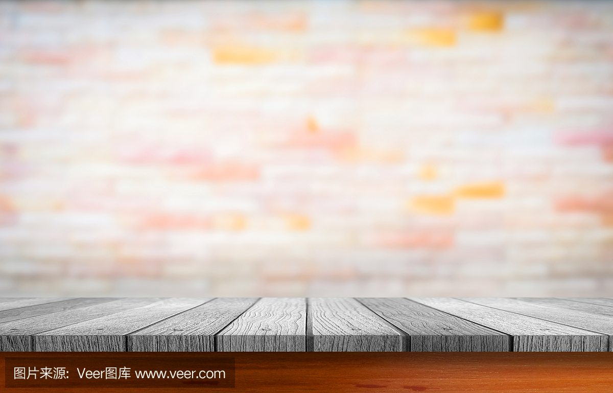 木桌与模糊的水泥墙背景