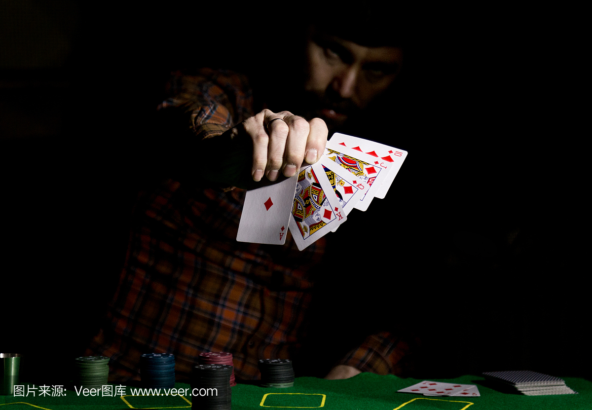 男性扑克玩家持有五张牌,获奖组合。在一个