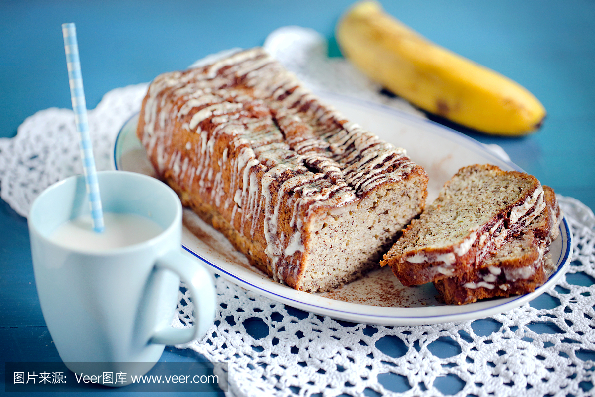 香蕉面包切片,用糖结冰和肉桂,小吃