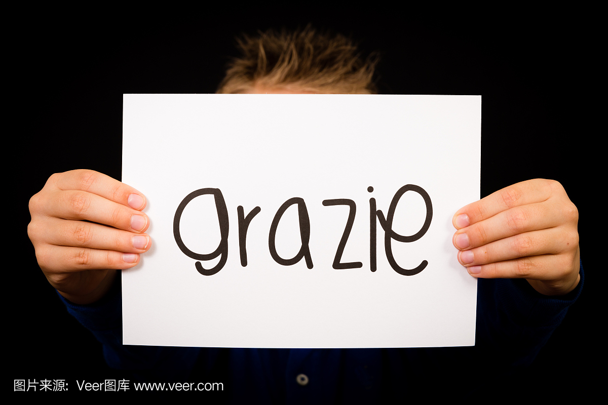 孩子拿着意大利语Grazie的标志 - 谢谢你