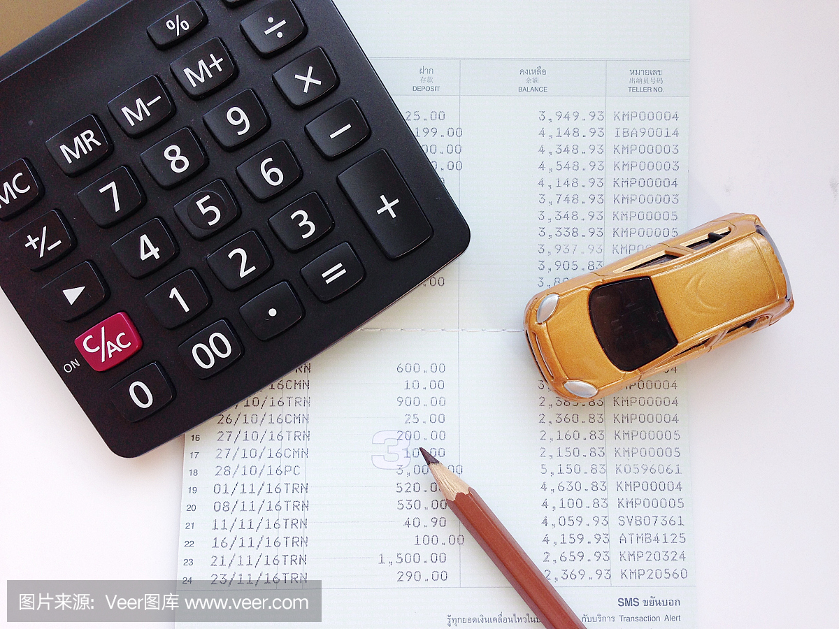 微型汽车模型,计算器和储蓄帐簿或财务报表在