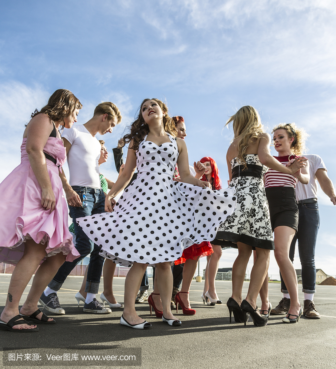 复古五十年代派对孩子在停车场跳舞